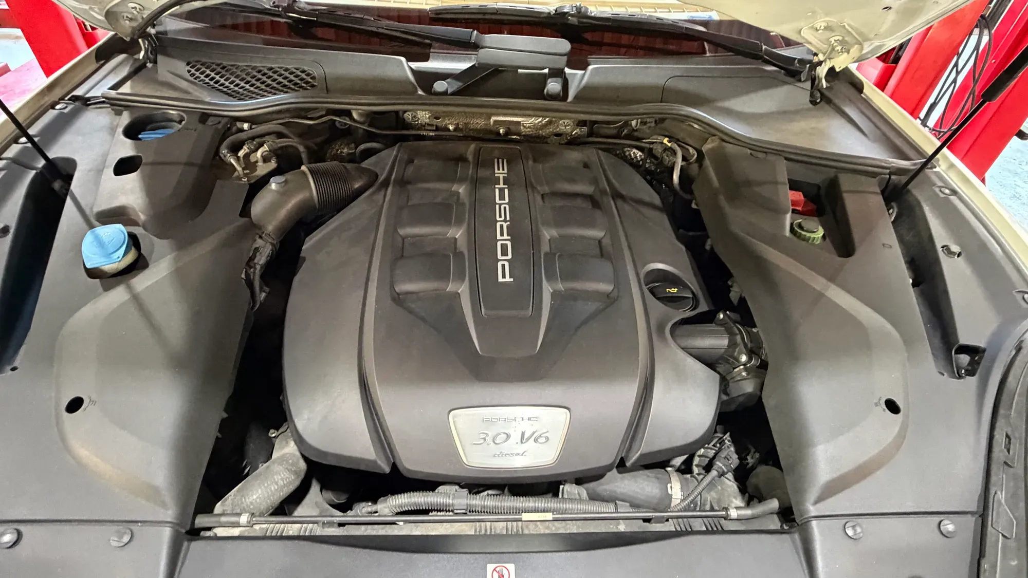 동탄 포르쉐 카이엔 3.0 V6 디젤 엔진룸 상단 점검