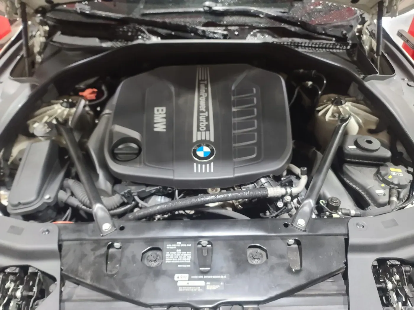 동탄 BMW 640d 엔진룸 상단 커버 장착 상태 점검