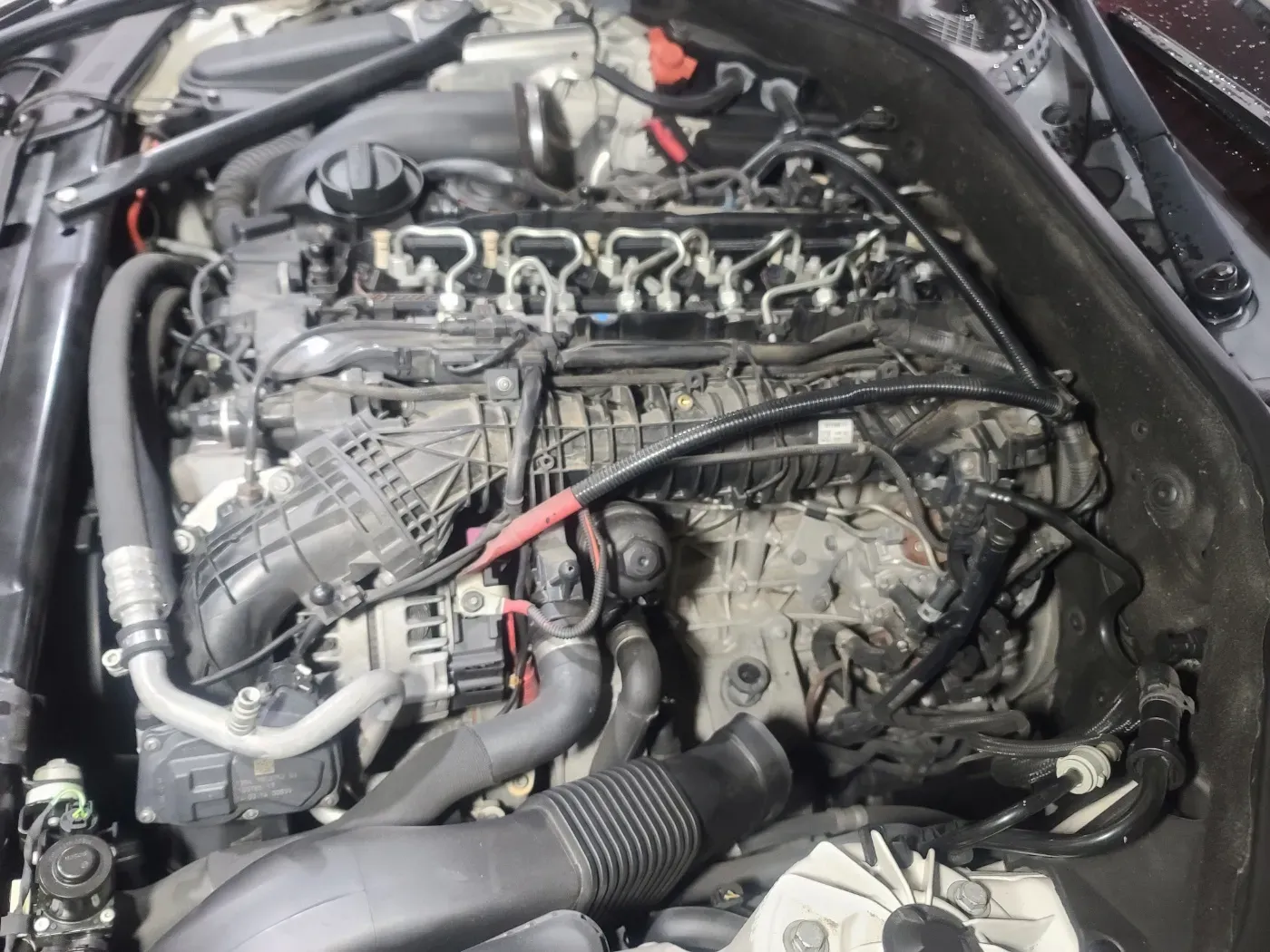 동탄 BMW 640d 엔진 상단 커버 탈거 후 인젝터 배관 확인
