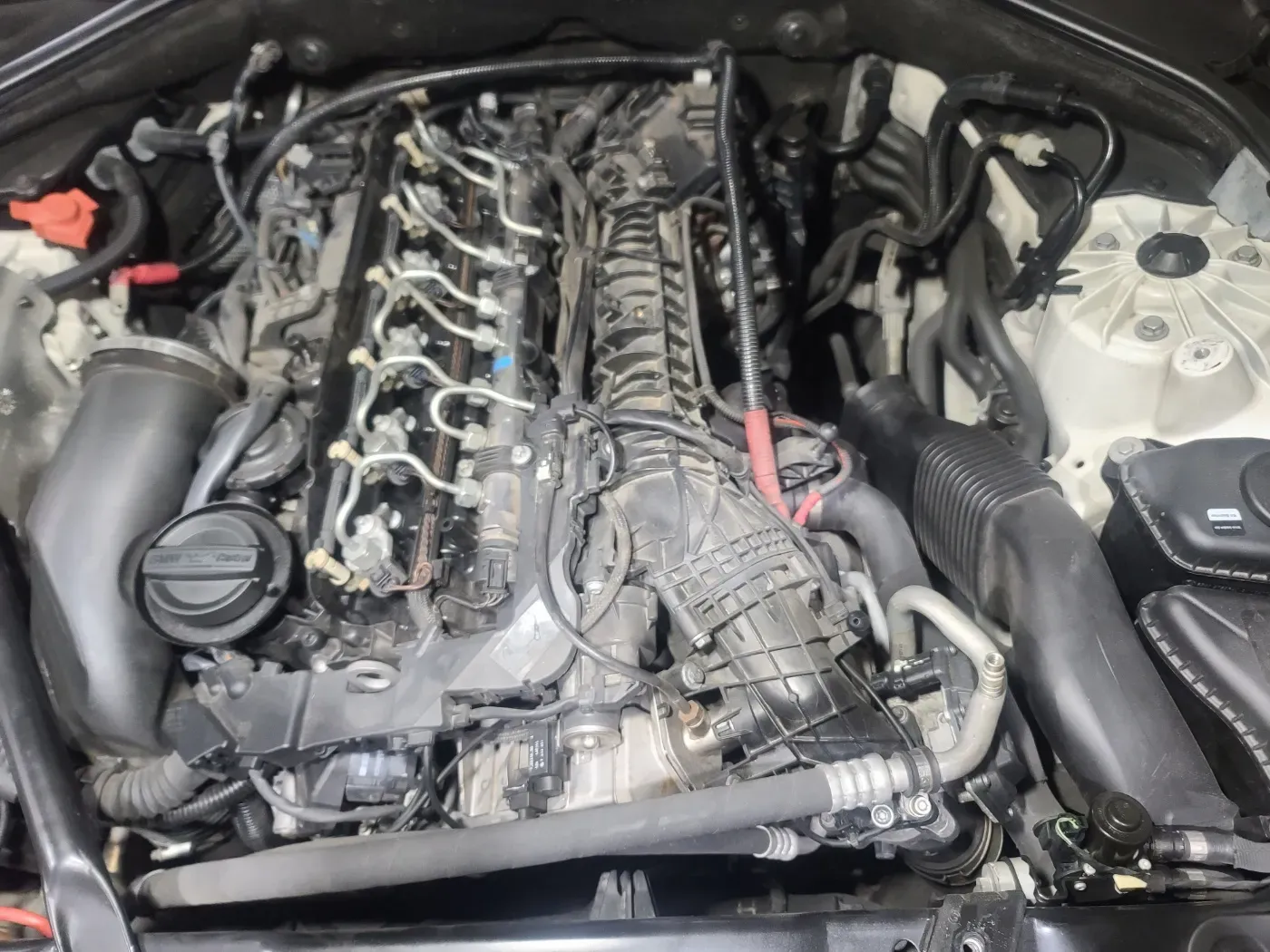 동탄 BMW 640d 흡기 매니폴드 탈착 전 엔진 상부 상태