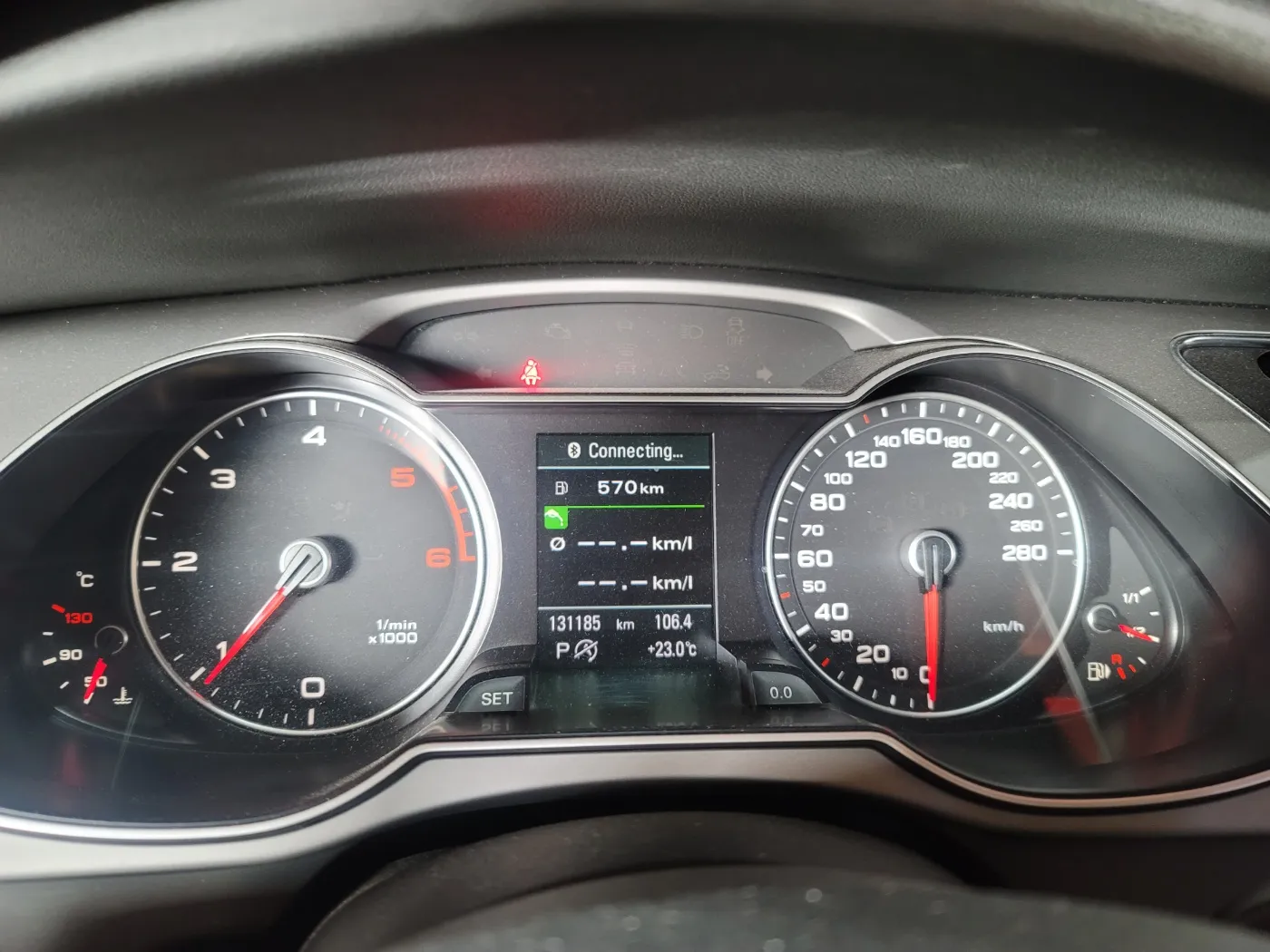 아우디 A4 계기판 주행거리 131,185km 확인