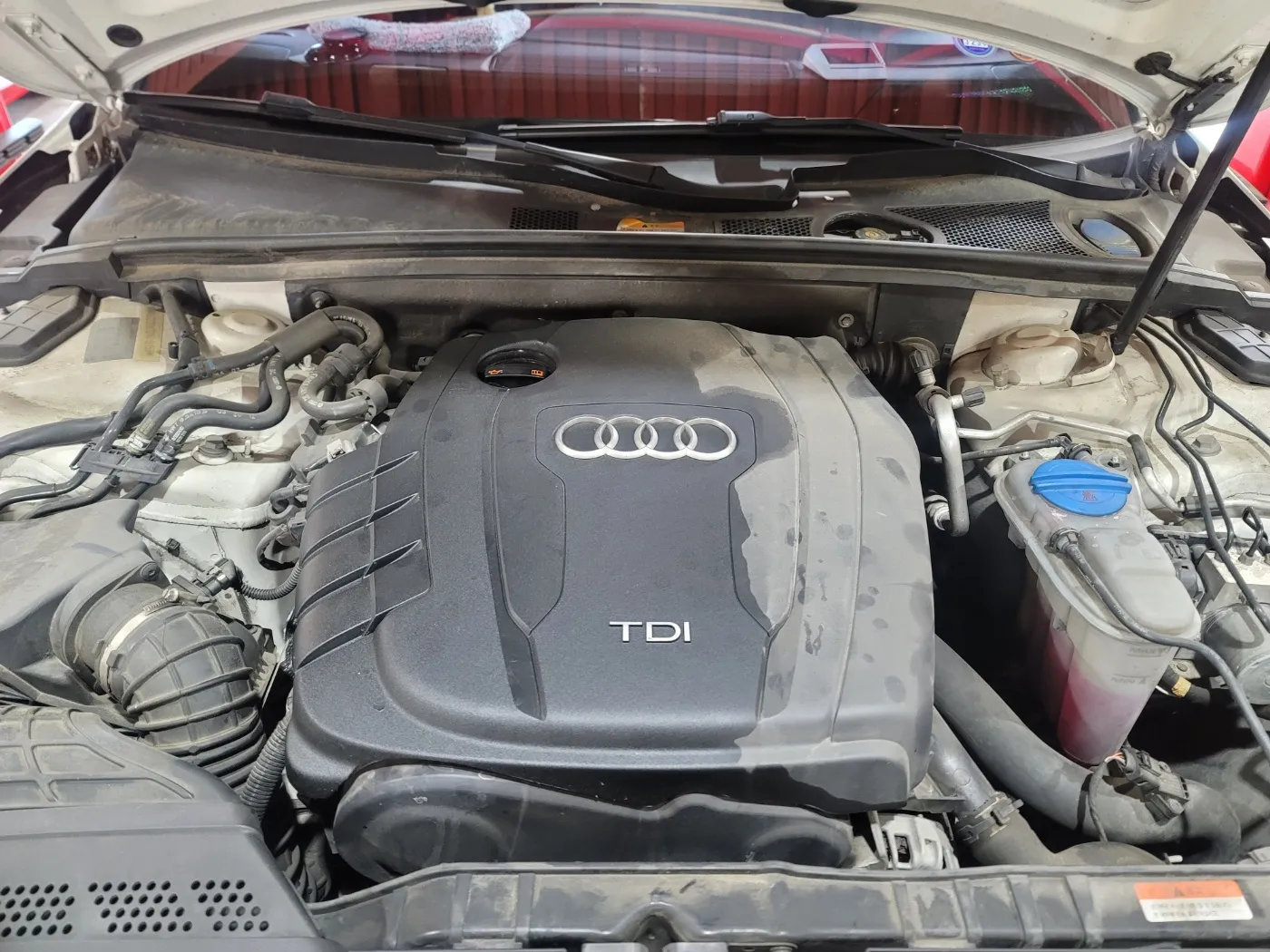 아우디 A4 2.0TDI 엔진룸 엔진 커버 상태 점검