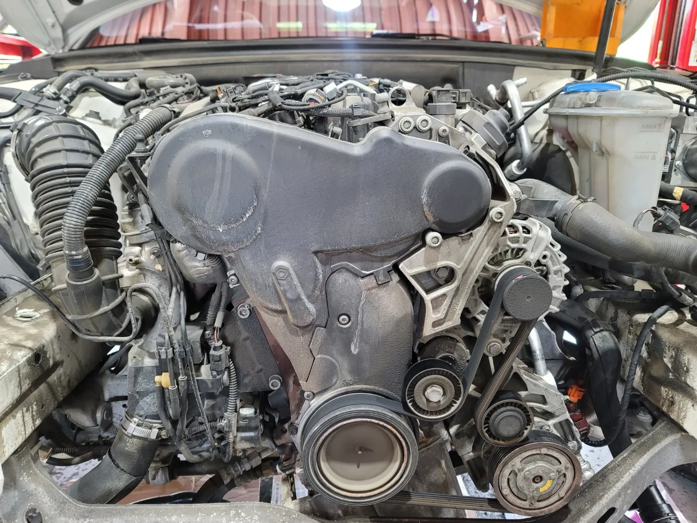 아우디 A4 2.0TDI 타이밍 커버와 외부 구동벨트 노출