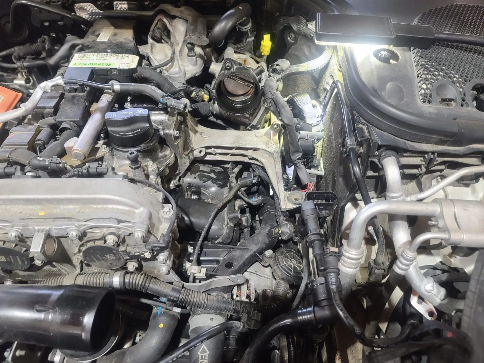 벤츠 E300 흡기 매니폴드·쿨러 탈착 작업