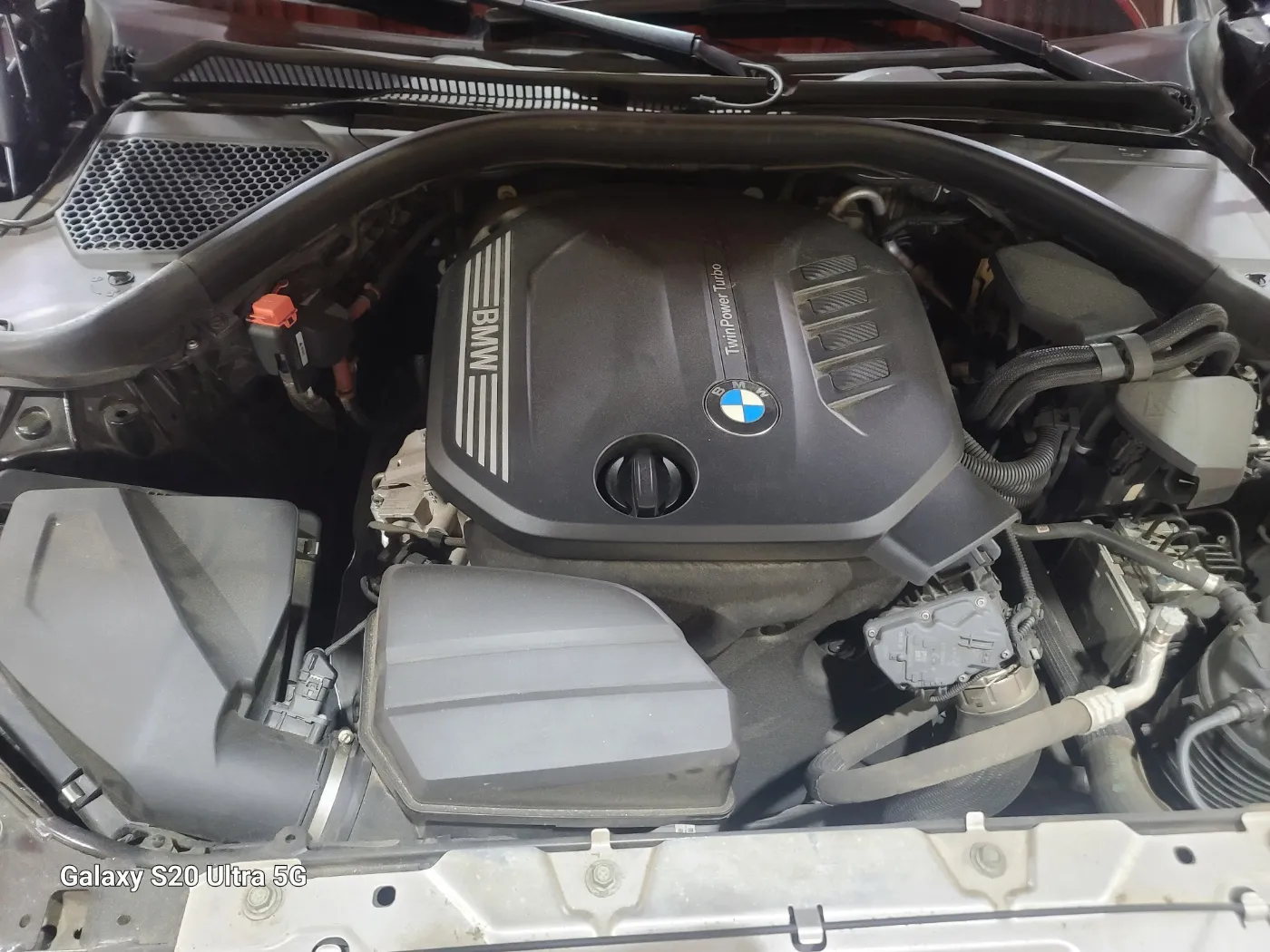 워크베이에 안착된 BMW 320d 점검 준비