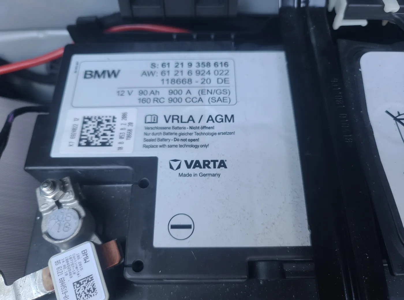 BMW 540i 12V AGM 배터리 라벨 확인