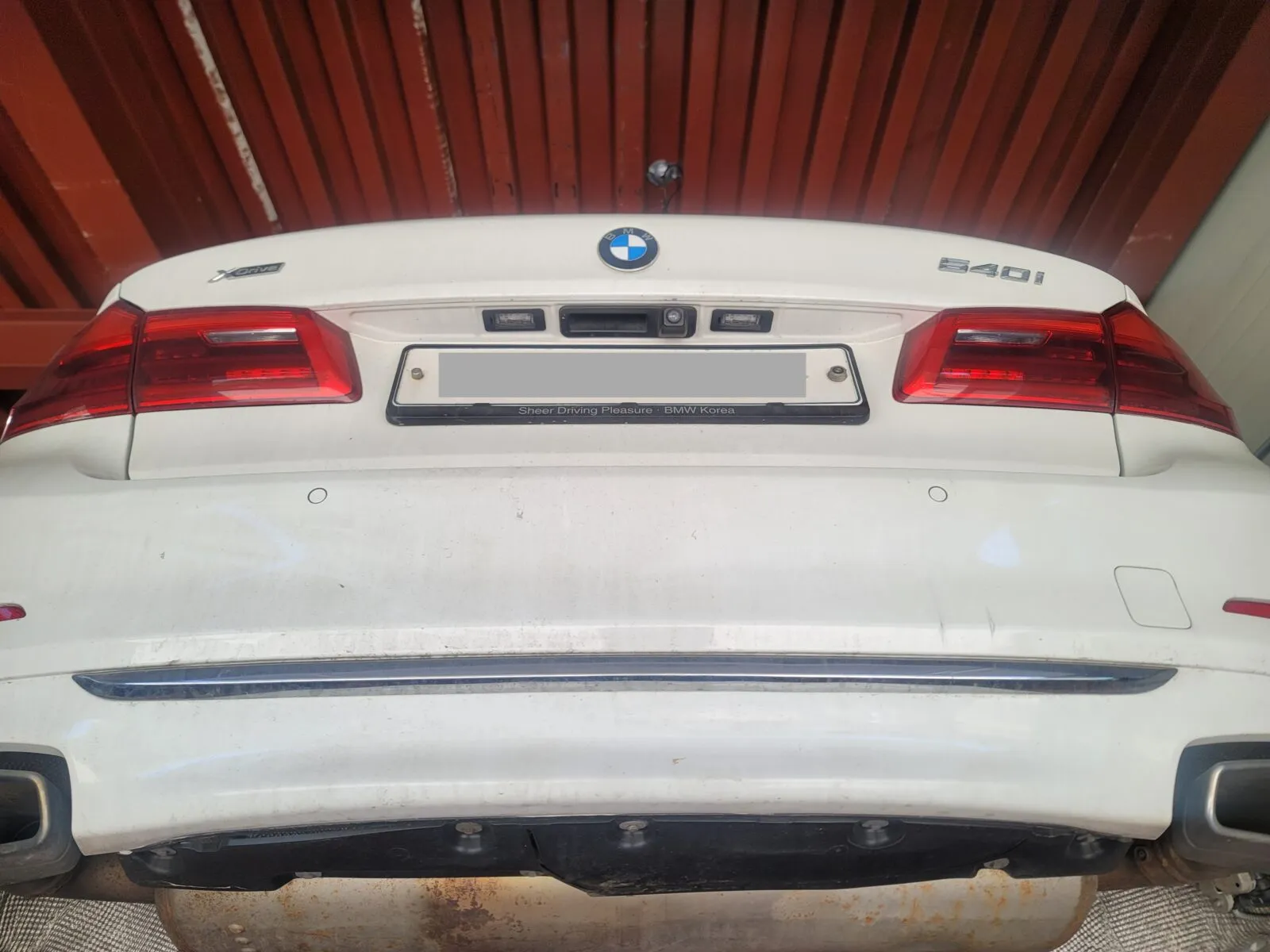 리프트 작업을 앞둔 BMW 540i xDrive 후면