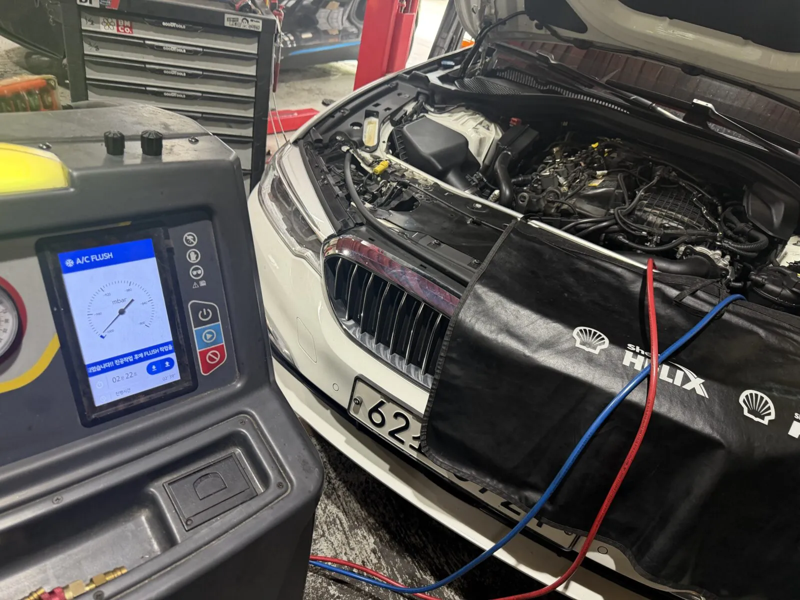 BMW 540i 에어컨 냉매 플러싱 장비 연결