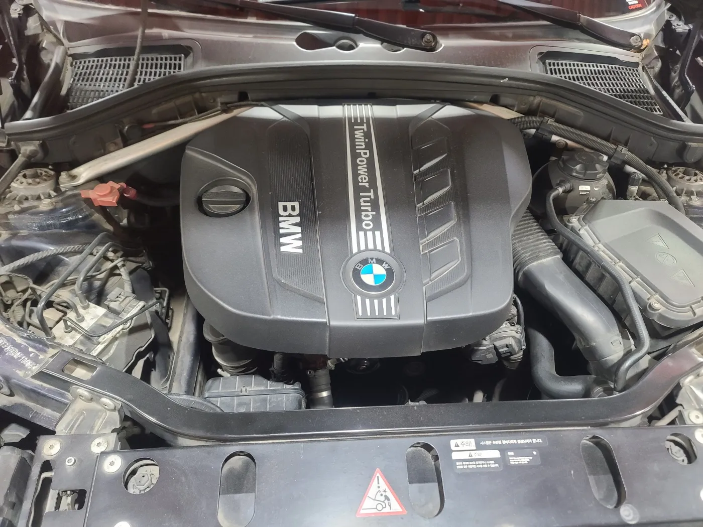 워크베이에 안착된 BMW X3 점검 준비
