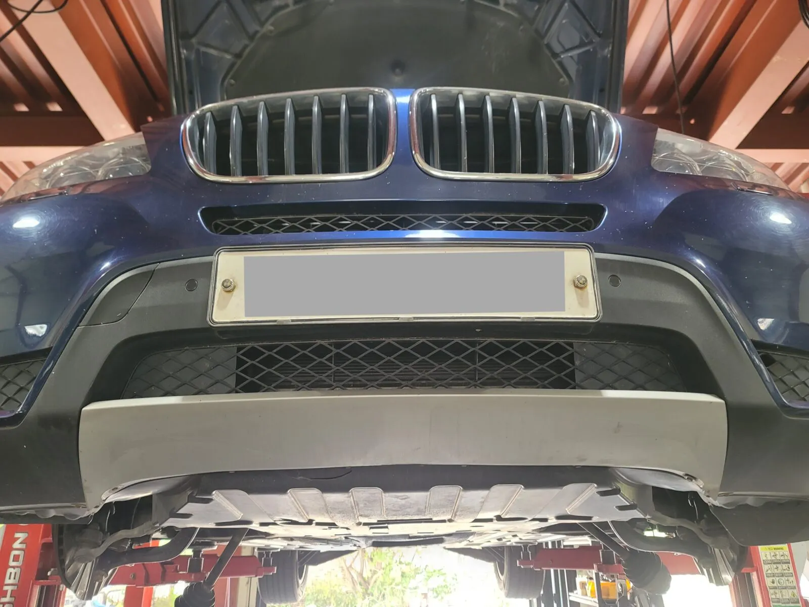 리프팅한 BMW X3 하부 서스펜션 링크 정밀 점검