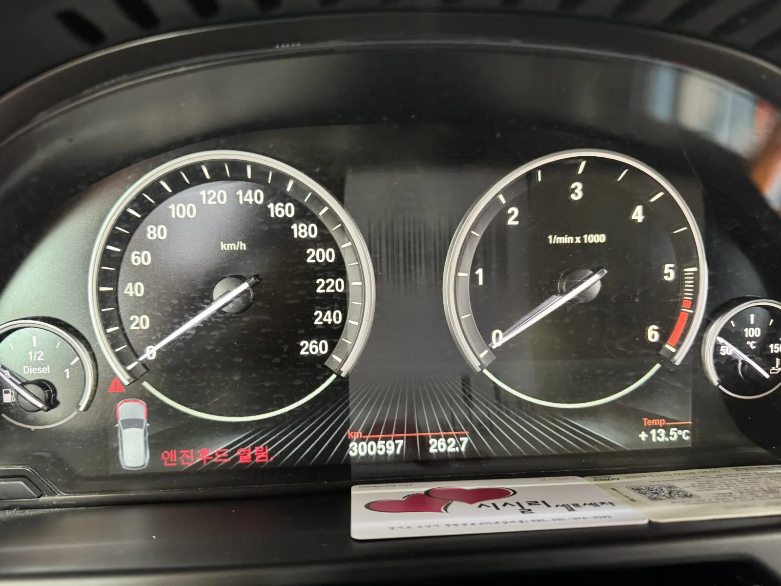 정비 워크베이에 입고된 BMW X5