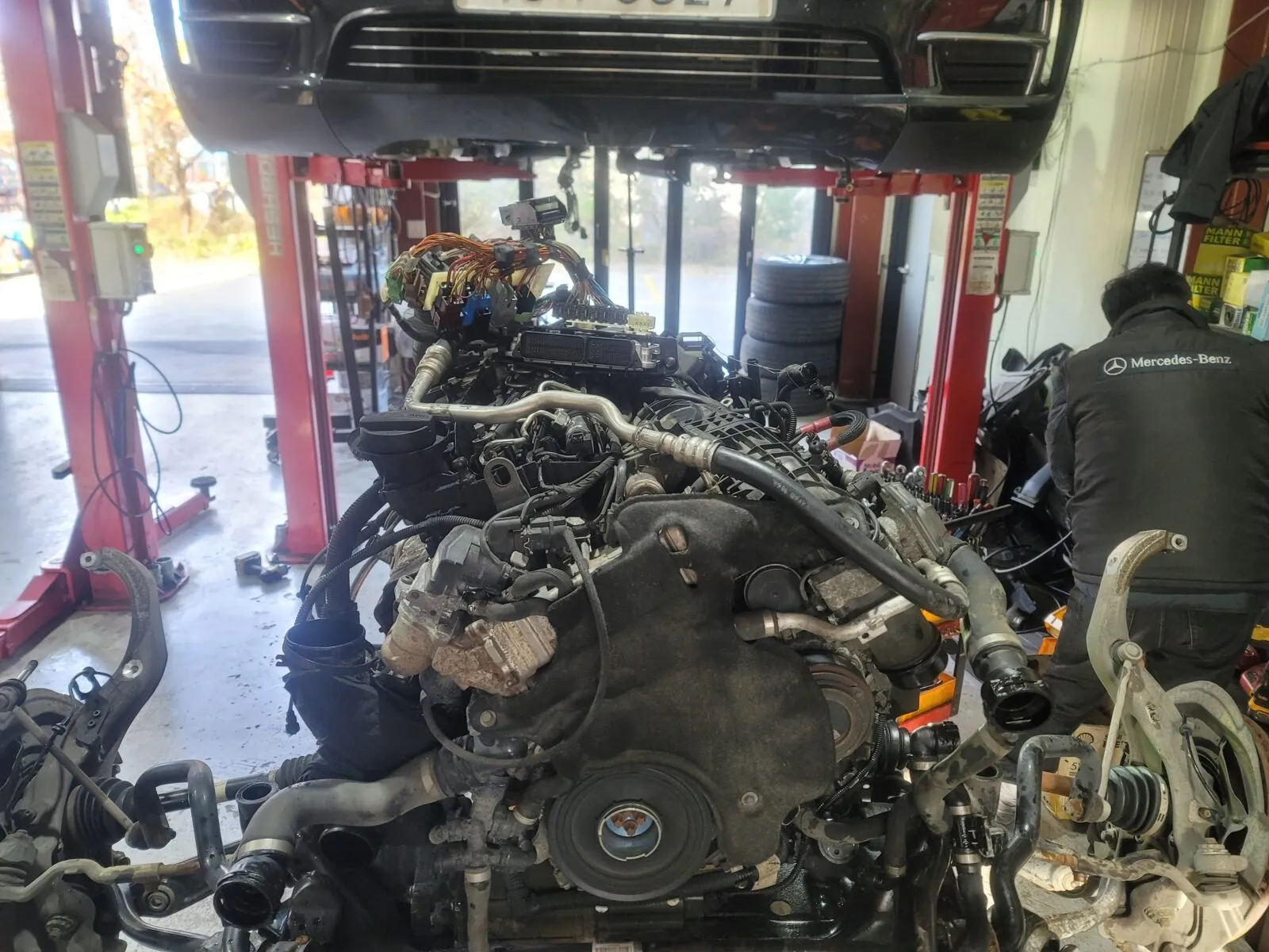 리프트에 올린 BMW X5 하부 점검