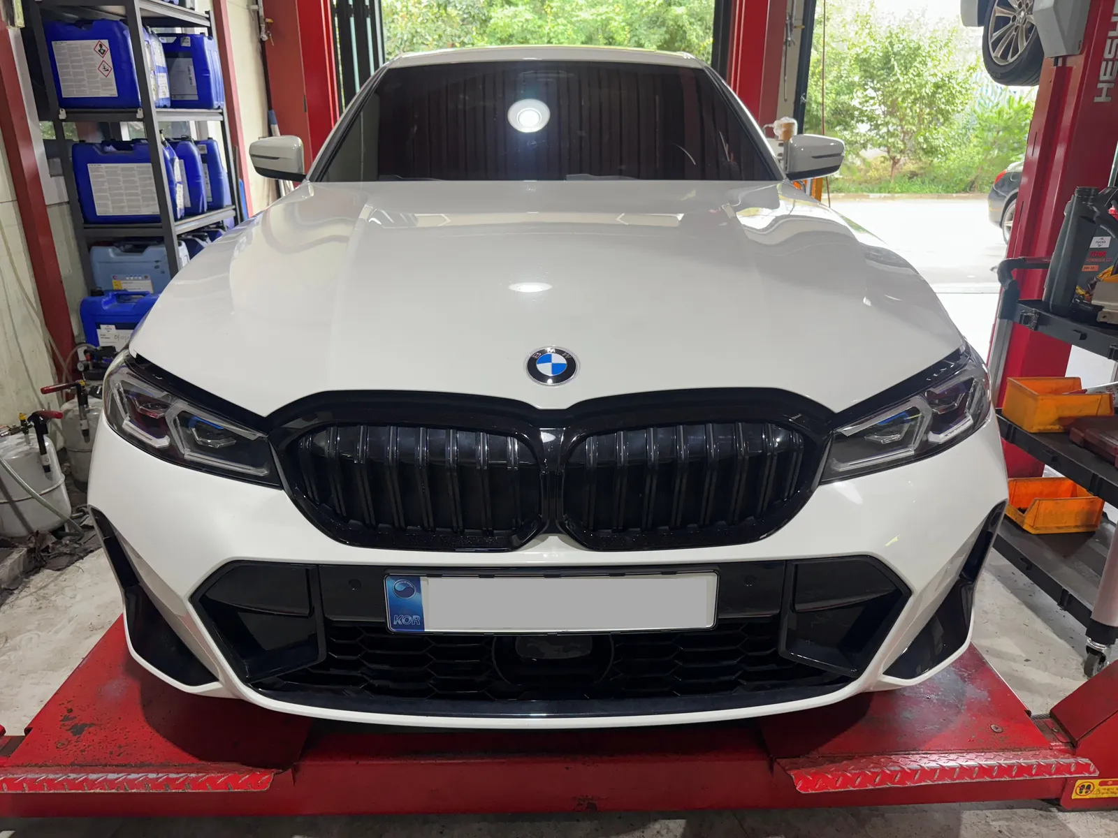 리프트에 오른 BMW 320i 전면