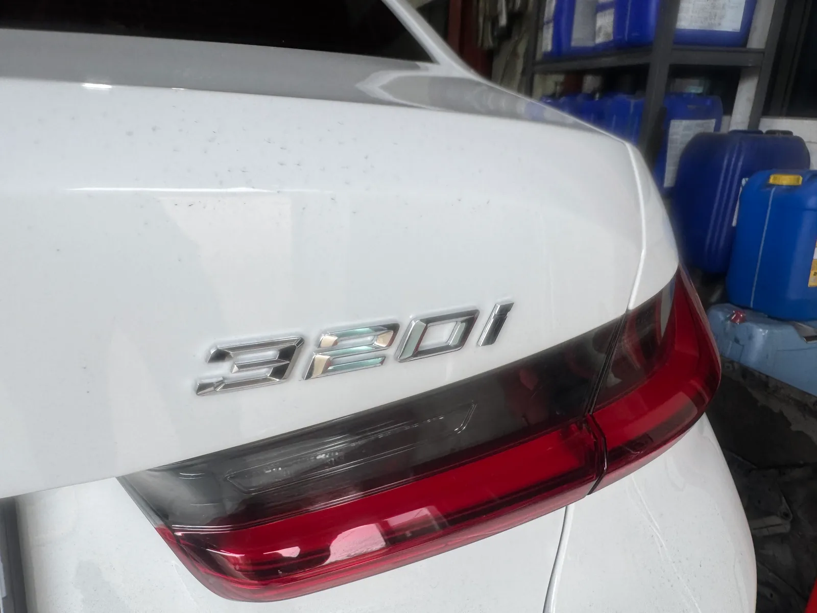 BMW 320i 트렁크 리드 320i 레터링