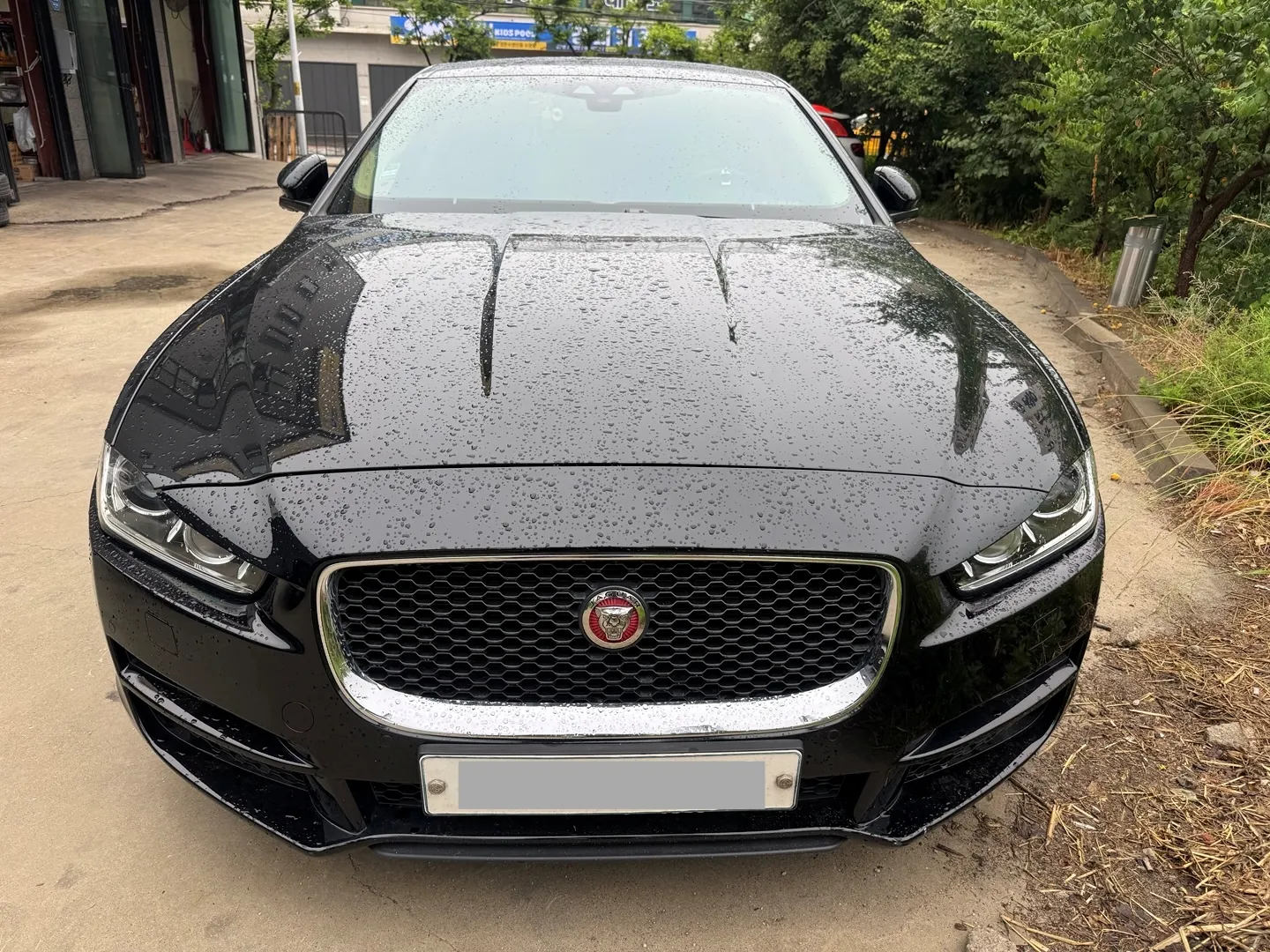 재규어 XE 2.0D 전면