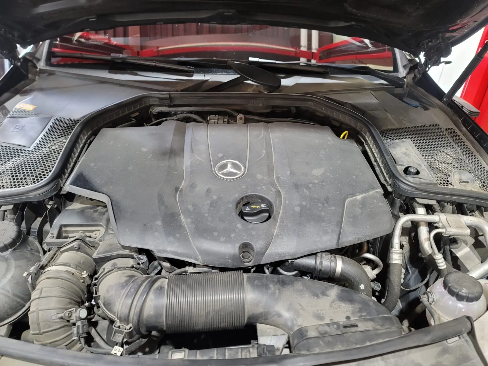벤츠 C250d 엔진룸 상태 확인