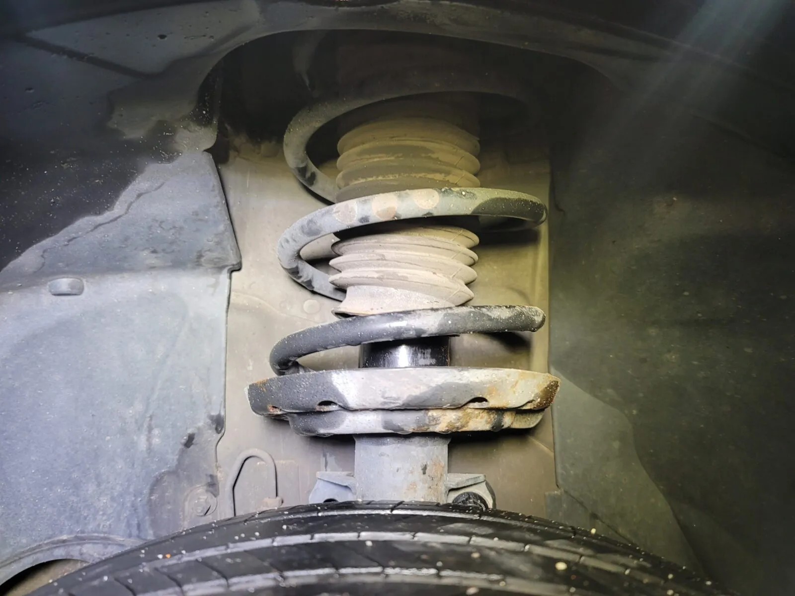 전륜 쇽업쇼바 누유 상태 확인