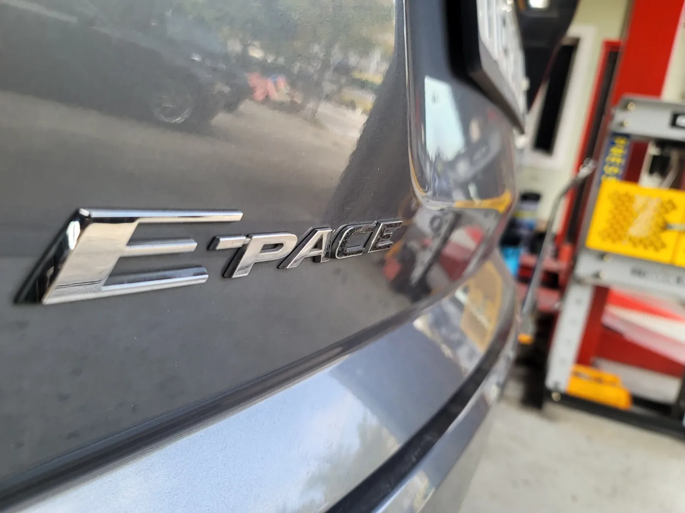 재규어 E-PACE P250 전면