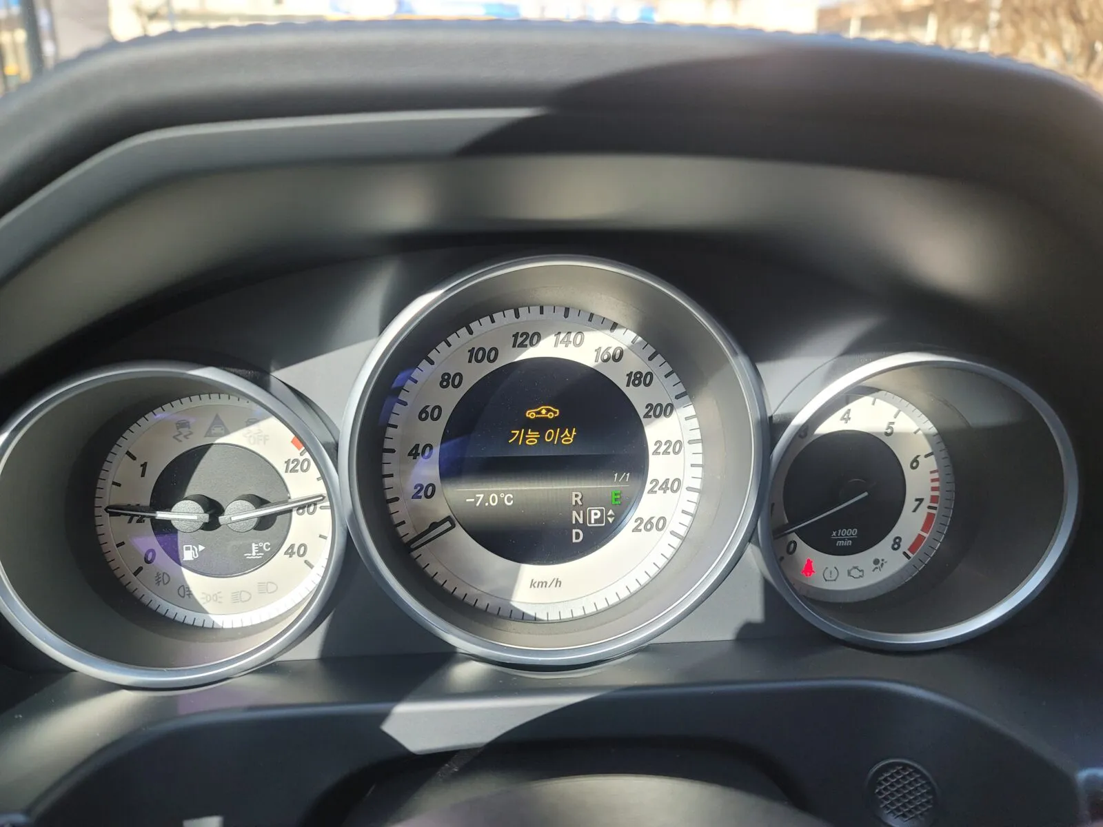워크베이에 안착된 벤츠 E400 4matic