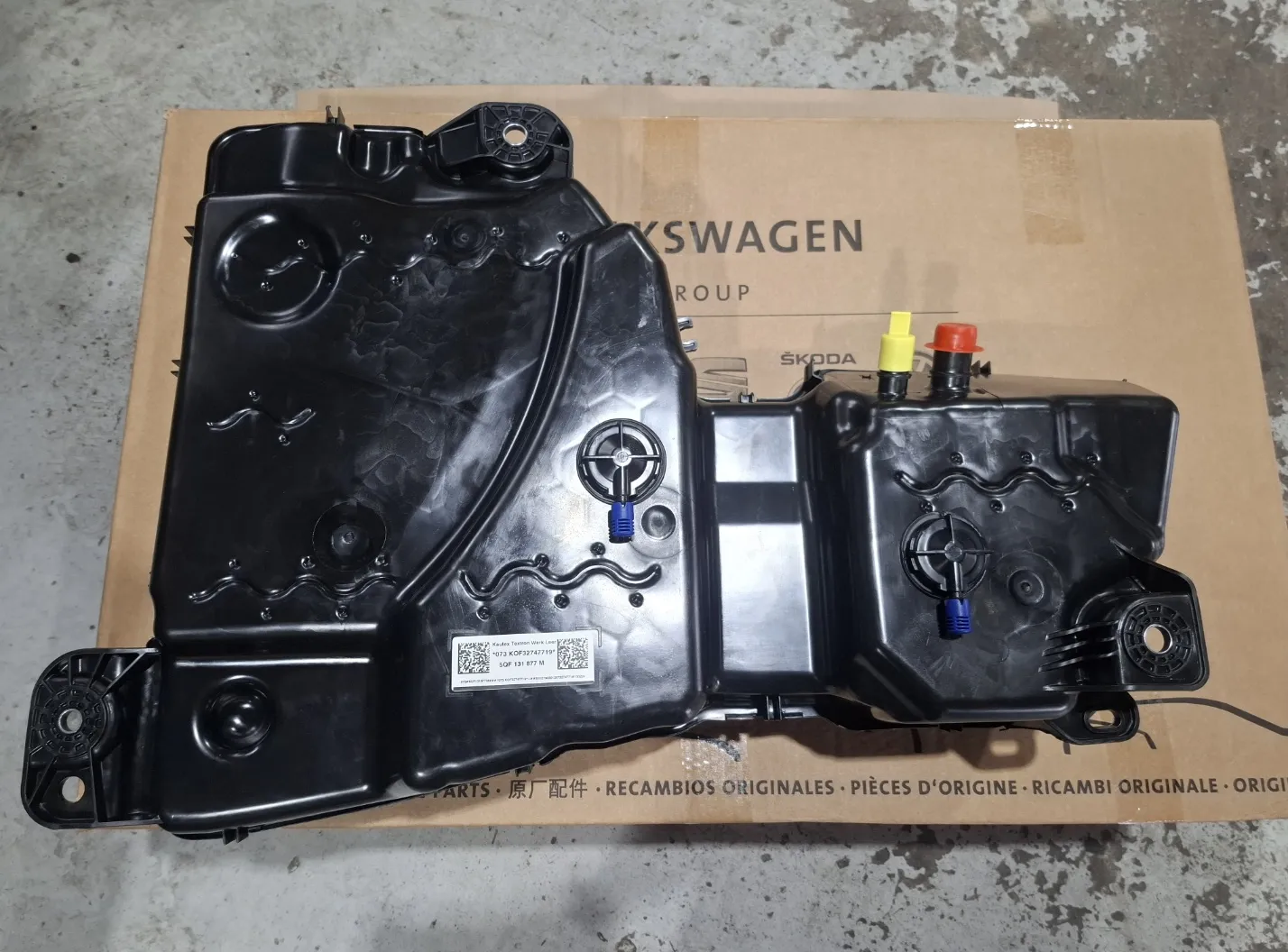 입고된 신품 SCR 탱크 어셈블리
