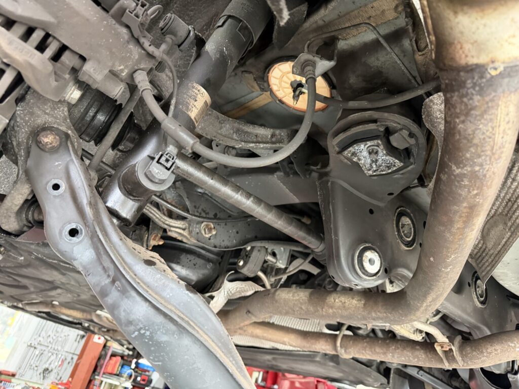 벤츠 E400 4matic 서스펜션 기능이상 및 하체 소음 정밀 수리 공정 25 m.benz e400 6